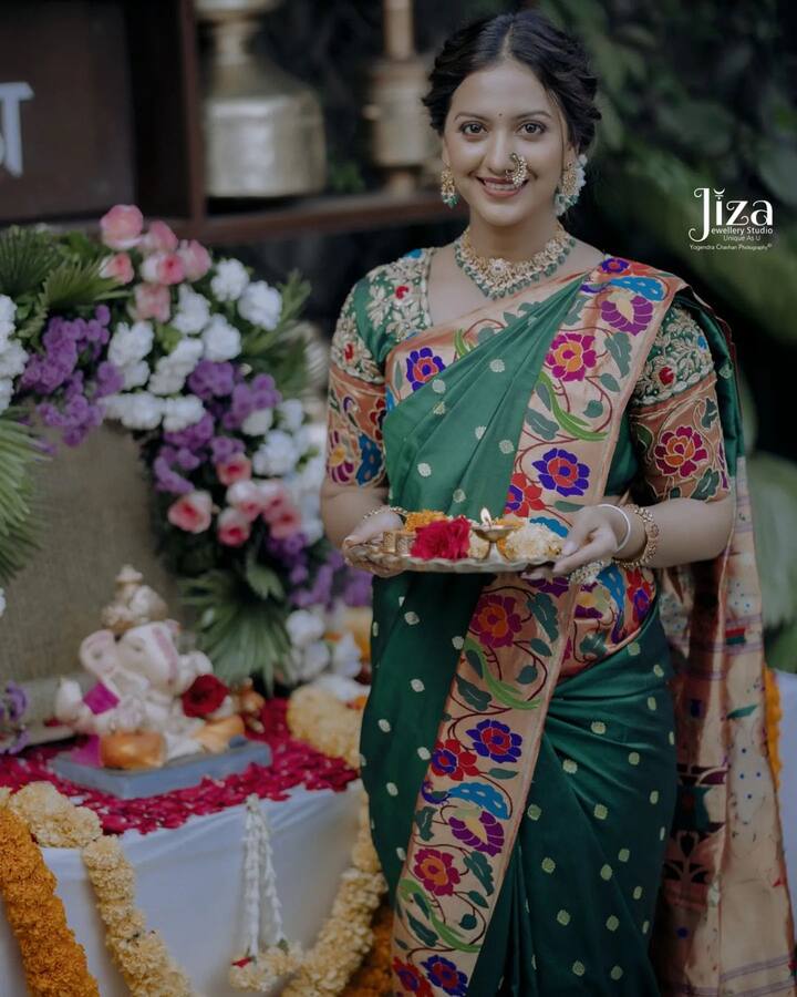 त्याचसोबत तिने मराठमोळा साज देखील केला आहे. नाकात नथ केसात गजरा शोभून दिसत आहे.(फोटो सौजन्य :tejashripradhan/इंस्टाग्राम )