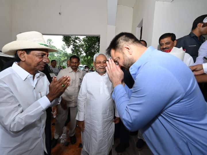 Telangana CM K Chandrashekar Rao meets CM Nitish Kumar and Deputy CM Tejashwi Yadav in Patna over Lok Sabha Election 2024 KCR Meets Nitish Kumar: नीतीश कुमार और तेजस्वी यादव से मिले तेलंगाना के सीएम केसीआर, 2024 पर हुई चर्चा?
