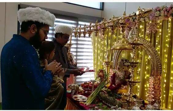 माजी सहकार मंत्री भाजपचे ज्येष्ठ नेते हर्षवर्धन पाटील यांच्या इंदापूर येथील निवासस्थानी देखील मोठ्या भक्तीमय वातावरणात गणरायाचं स्वागत करण्यात आलं