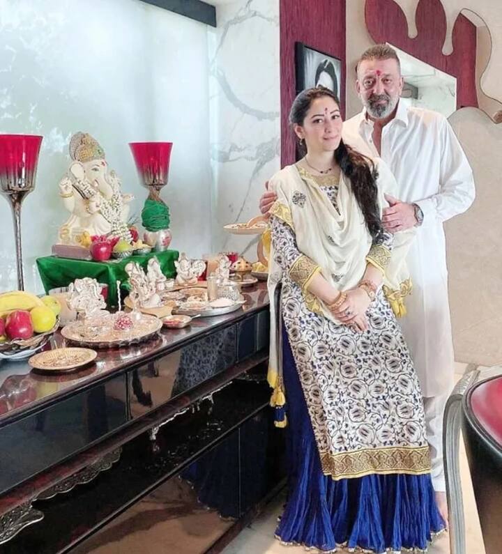 બધા જાણે છે કે સંજય દત્ત મહાદેવના પરમ ભક્ત છે. પરંતુ શું તમે જાણો છો કે સંજય અને તેની પત્ની માન્યતા દત્ત ભગવાન ગણેશમાં ઘણો વિશ્વાસ કરે છે. બંને દર વર્ષે ગણેશ ચતુર્થીના દિવસે ભગવાનને પોતાના ઘરે પણ લાવે છે.