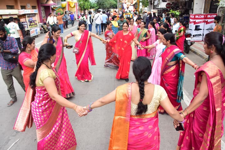 आपल्या लाडक्या बाप्पाचे स्वागत करण्यासाठी विविध गणेश मंडळांनीही जोरात तयारी केली होती.