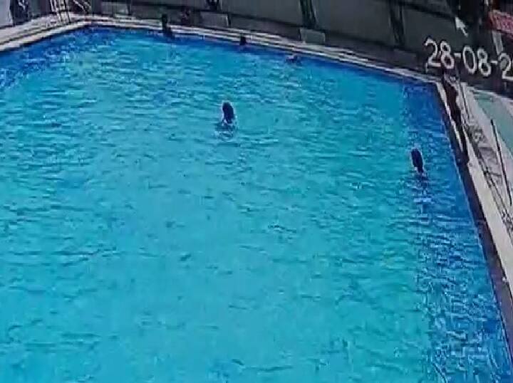Nashik Malegaon News 19 years youth death in swimming pool heart attack स्विमिंग पूलमध्ये हृदयविकाराचा झटका; मालेगावमध्ये 19 वर्षीय युवकाचा मृत्यू, घटनेचं CCTV समोर
