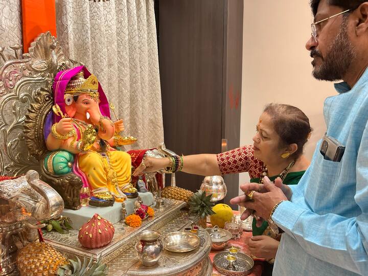 मुंबईच्या माजी महापौर आणि शिवसेना नेत्या किशोरी पेडणेकर यांच्या घरी बाप्पाचे स्वागत करण्यात आलं