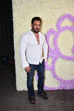 गणपति बप्पा का स्वागत करने बहन अर्पिता के घर Salman Khan ने ली ग्रैंड एंट्री, ये बॉलीवुड स्टार्स भी आए नजर