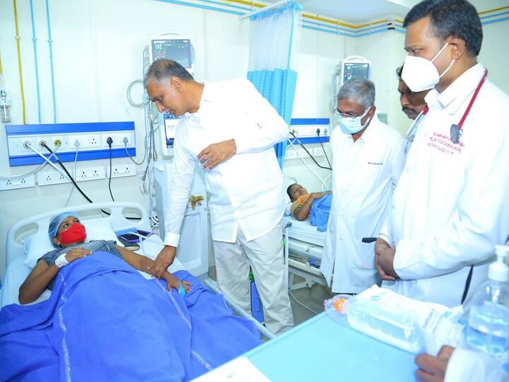 Minister Harish rao meets ibrahimpatnam family planning victims in Nims hospital Harish Rao: కు.ని. విఫల ఘటనలో డాక్టర్లపై వేటు: హరీశ్ రావు - బాధితులను కలిసిన మంత్రి