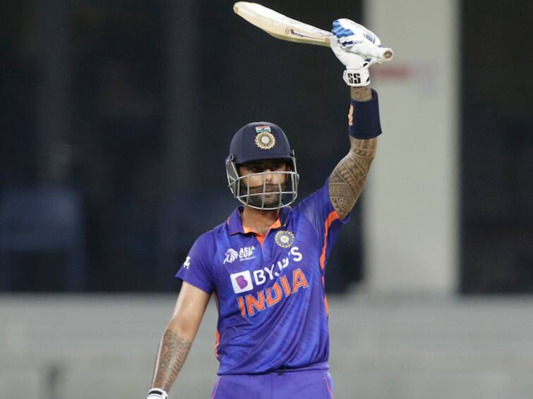 Asia Cup 2022: Surya Kumar Yadav hits massive sixes in last overs, unbeaten on 68 runs from 26 balls Suryakumar Yadav: 6,6,6,0,6,2; अखेरच्या षटकात सूर्यानं हाँगकाँगच्या गोलंदाजाला धू- धू धुतलं!