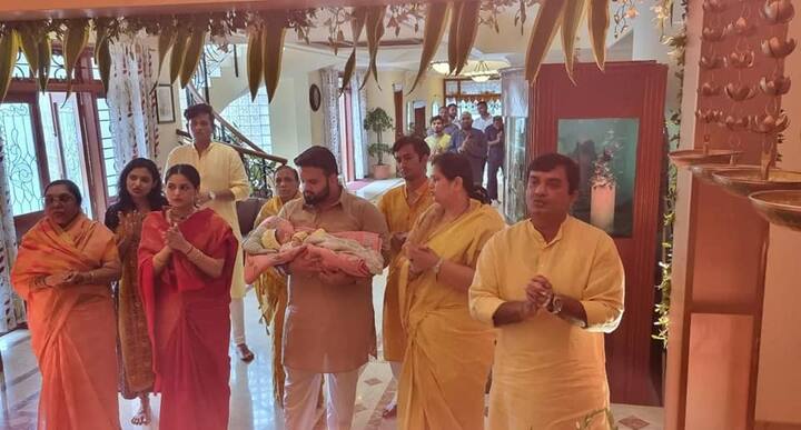 खासदार धनंजय महाडिक यांनी कुटुंबीयांसह गणपती बाप्पांचे स्वागत जल्लोषात केले