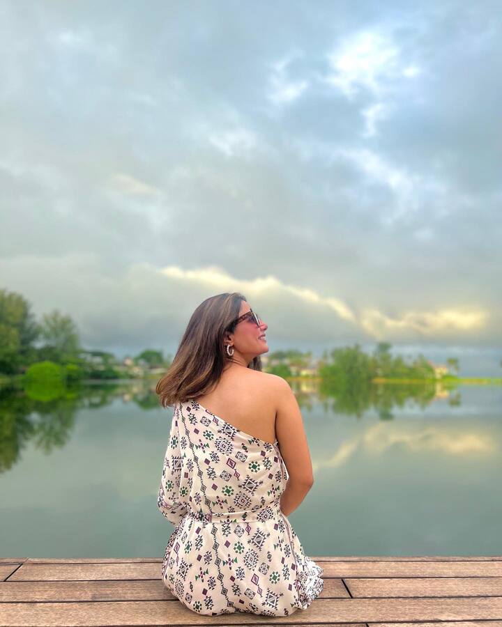 हिना खान ने इस दौरान वन शोल्डर व्हाइट-ग्रे ड्रेस पहनी थी. खुले बाल और चश्मा लगाए वह बहुत खूबसूरत लग रही थीं.