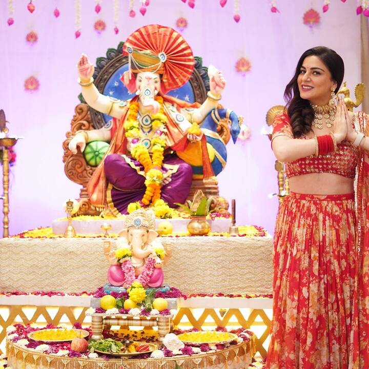 इस दौरान श्रद्धा आर्या रेड और येलो के फ्लोरल लहंगा-चोली में बहुत खूबसूरत लग रही हैं. चोकर और इयररिंग्स से जहां उन्होंने अपने लुक को पूरा किया, वहीं खुले बालों ने उनके ग्लैमर को बढ़ाया.
