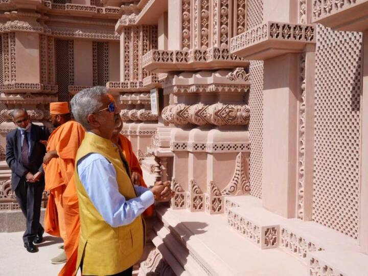 मंदिर निर्माण की तीव्र प्रगति तथा इसमें शामिल सभी लोगों की सराहना करता हूं. निर्माण स्थल पर बोचासनवासी अक्षर पुरुषोत्तम स्वामीनारायण की टीम, समुदाय के सदस्यों, श्रद्धालुओं और कार्यकर्ताओं से मिलकर अति प्रसन्नता हुई.