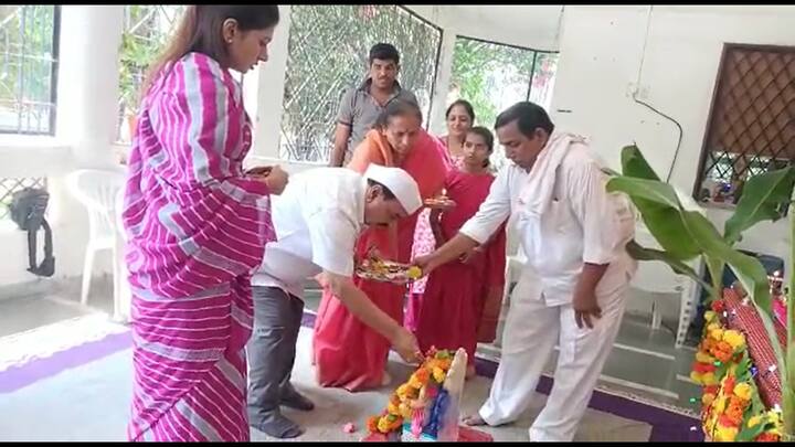 राष्ट्रवादीचे नेते आमदार एकनाथ खडसे यांनी आपल्या घरी बाप्पाचं स्वागत केलं. यावेळी उपस्थित भाजप खासदार रक्षा खडसे आणि कुटुंबिय