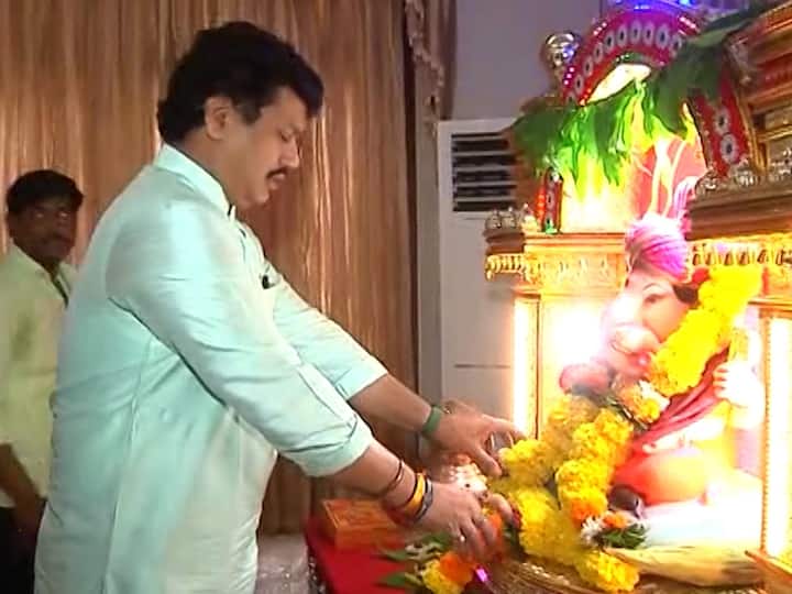 माजी मंत्री आमदार धनंजय मुंडे यांच्या घरी बाप्पाचं आगमन झालं.