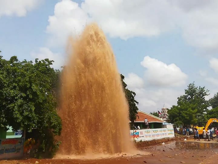 கரூர்: கடவூர் தரகம்பட்டியில்  உடைந்த காவிரி கூட்டு குடிநீர் திட்ட குழாய்.. 50 அடி உயரத்திற்கு  பீச்சி அடித்த தண்ணீர்..!