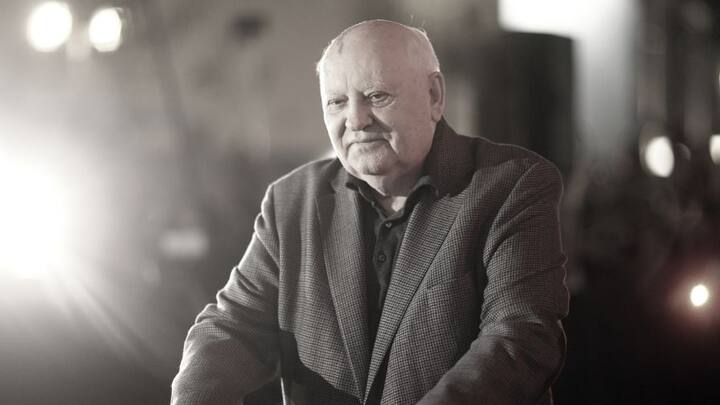 সোভিয়েত ইউনিয়নের শেষ নেতা মিখাইল গর্বাচভ প্রয়াত। সুপার পাওয়ার হওয়ার দৌড় থেকে ছিটকে যাওয়ার জন্য আজও তাঁকেই দায়ী করেন রাশিয়ার মানুষ। কিন্তু ৯১ বছরের জীবনে কখনও আদর্শের সঙ্গে সমঝোতা করেননি তিনি। তাই নিজের দেশে ‘বিশ্বাসঘাতক’ হয়ে রয়ে গেলেও, শান্তি এবং মানবিকতা বোধের জন্য গোটা বিশ্বে সমাদৃত তিনি।