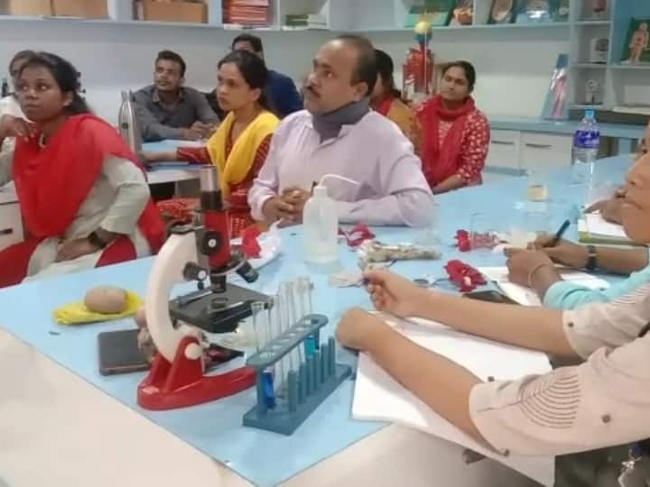 Balrampur News: बलरापुर के स्कूलों में शिक्षा की क्वालिटी सुधारने की कवायद, शिक्षकों की लग रही क्लास Balrampur Chhattisgarh Teachers training program improve education in Swami Atmanand English medium schools ANN Balrampur News: बलरापुर के स्कूलों में शिक्षा की क्वालिटी सुधारने की कवायद, शिक्षकों की लग रही क्लास