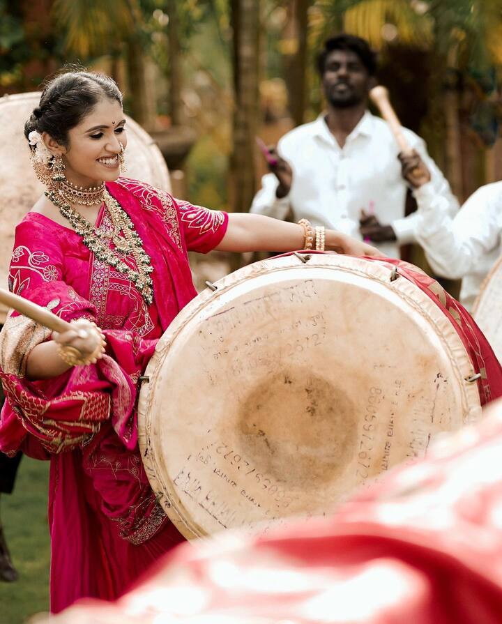 या फोटोमध्ये रिंकू ढोल वाजवताना दिसत आहे. मराठमोळा साज रिंकूला शोभून दिसत आहे.(फोटो सौजन्य :iamrinkurajguru/इंस्टाग्राम)