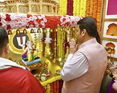Ganeshotsav Celebration : उपमुख्यमंत्री देवेंद्र फडणवीस आणि केंद्रीय मंत्री नितीन गडकरींच्या घरी बाप्पाचे आगमन