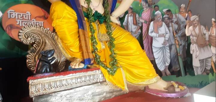 यावेळी, मुंबईतील प्रसिद्ध मूर्तिकार विजय खातू यांच्याकडून सुमारे ११ फूट उंचीची गणेशाची मूर्तीची तयार करून पनवेलच्या मिर्ची गल्लीत पनवेलमधील पहिल्या उंच गणेशाच्या मूर्तीची स्थापना करण्यात आली आणि त्याच नाव झालं 'मिर्ची गल्लीचा राजा'.