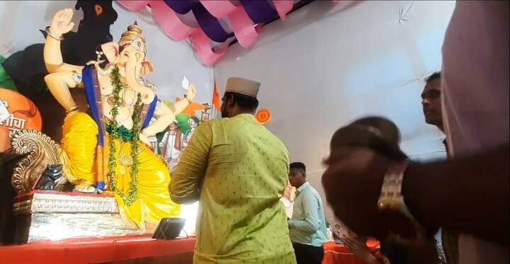 पनवेल शहरातील मिर्ची गल्लीतील काही तरुण मित्र हे दरवर्षी मुंबईतील लालबागच्या राजाच्या दर्शनाला नित्यनियमाने जात होते.