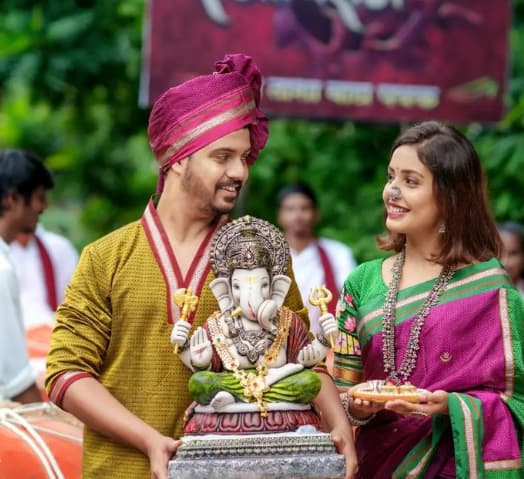 सगळ्यात आवडता सण! आनंददायी गणेशोत्सवाच्या तुम्हा सगळ्यांना आमच्या तर्फे खूप खूप शुभेच्छा! असं म्हणत शिवानीने चाहत्यांना शुभेच्छा दिल्या आहेत.