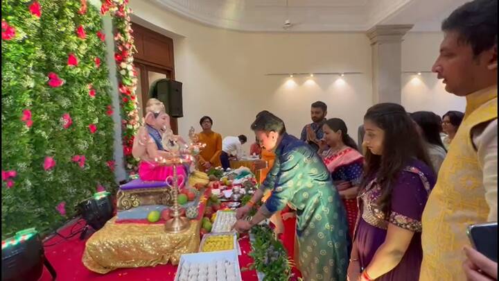 राज्याचे मंत्री गिरीश महाजन यांच्या घरी गणरायाचं उत्साहात स्वागत करण्यात आलं.