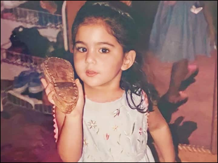 Celeb throwback photo the cute girl seen in this picture now the big name in bollywood तस्वीर में दिख रही क्यूट सी ये छोटी बच्ची आज हैं बॉलीवुड की बड़ी अभिनेत्री, क्या आप पहचान पा रहे हैं?