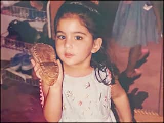 तस्वीर में दिख रही क्यूट सी ये छोटी बच्ची आज हैं बॉलीवुड की बड़ी अभिनेत्री, क्या आप पहचान पा रहे हैं?