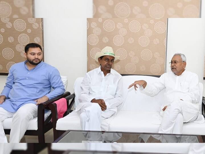 तेलंगाना के मुख्यमंत्री चंद्रशेखर राव पटना पहुंचे. यहां उन्होंने बिहार के सीएम नीतीश कुमार और डिप्टी सीएम तेजस्वी यादव से मुलाकात की.