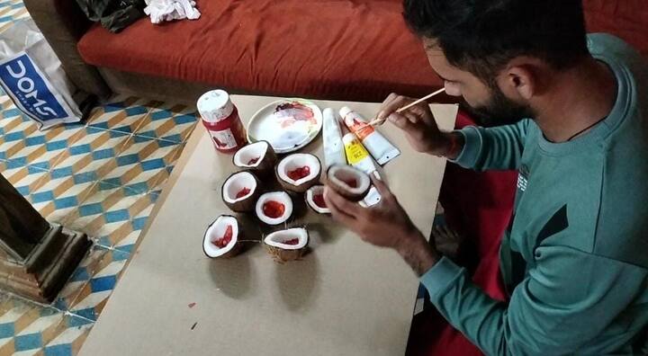 आपण नेमीचं कागदावर चित्र रेखाटन करतो पण नारळात अश्या प्रकारची कलाकृती साकारण्याचा हा त्यांचा पहिलाच प्रयत्न आहे.
