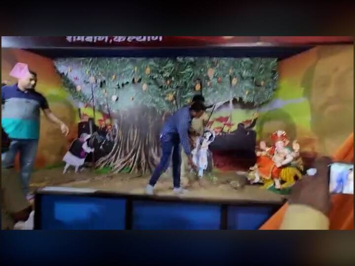 पोलिसांनी या देखाव्यावर आक्षेप घेत आज पहाटेच्या सुमारास त्यावर कारवाई करत सामुग्री जप्त केली. शिवसेनेतील (Shiv Sena) बंडखोरीबाबतचा चलचित्र देखावा या गणेश मंडळाने तयार केला होता.