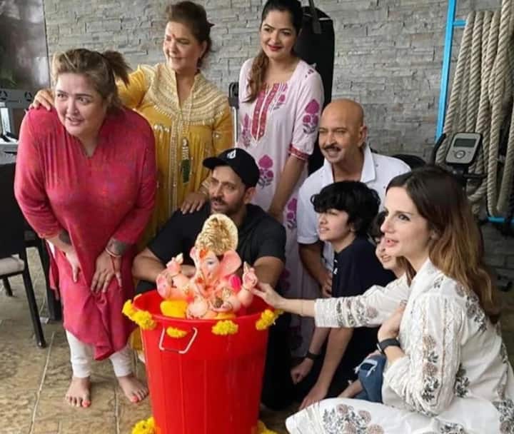 બોલિવૂડના ગ્રીક ગોડ રિતિક રોશન પણ ગણપતિ બાપ્પાના ભક્ત છે. હૃતિક પણ બાપ્પાને પોતાના ઘરે આવકારે છે.