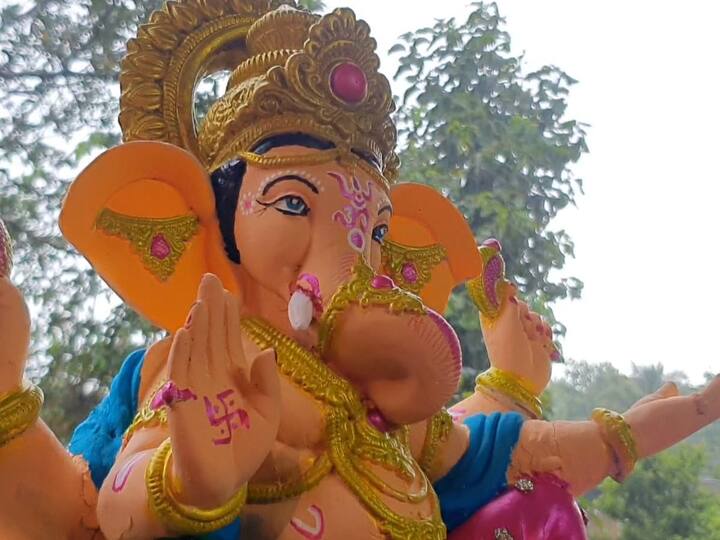 परंतु बहुतांश गणेश मूर्ती प्लास्टर ऑफ पॅरिसच्या असल्यामुळे त्या पाण्यात विसर्जन करतो त्याठिकाणचे पाणी दूषित होतं. हे पाणी काही काळ दूषितच राहते.