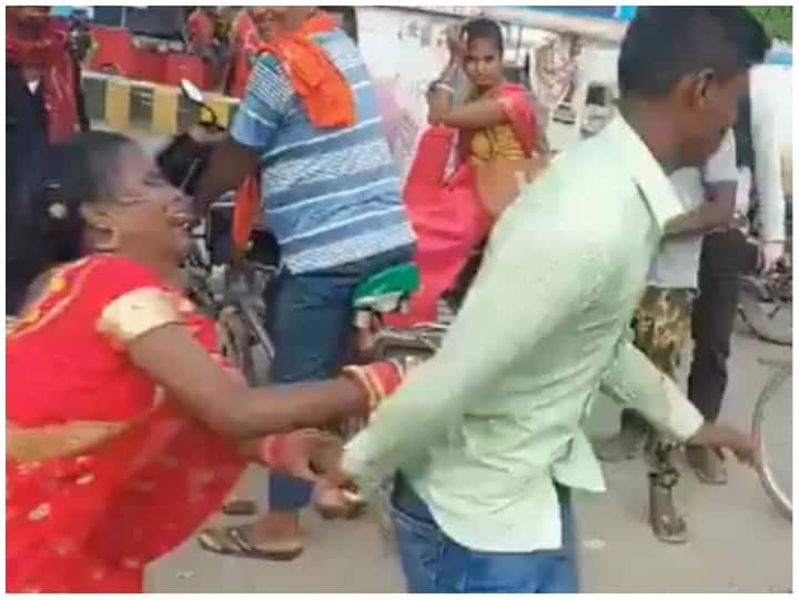 Groom ran away to avoid marriage in Nawada of Bihar  Funny Video: शादी से बचने के लिए भाग खड़ा हुआ दूल्हा, दुल्हन बोली- मेरी शादी करवाओ!
