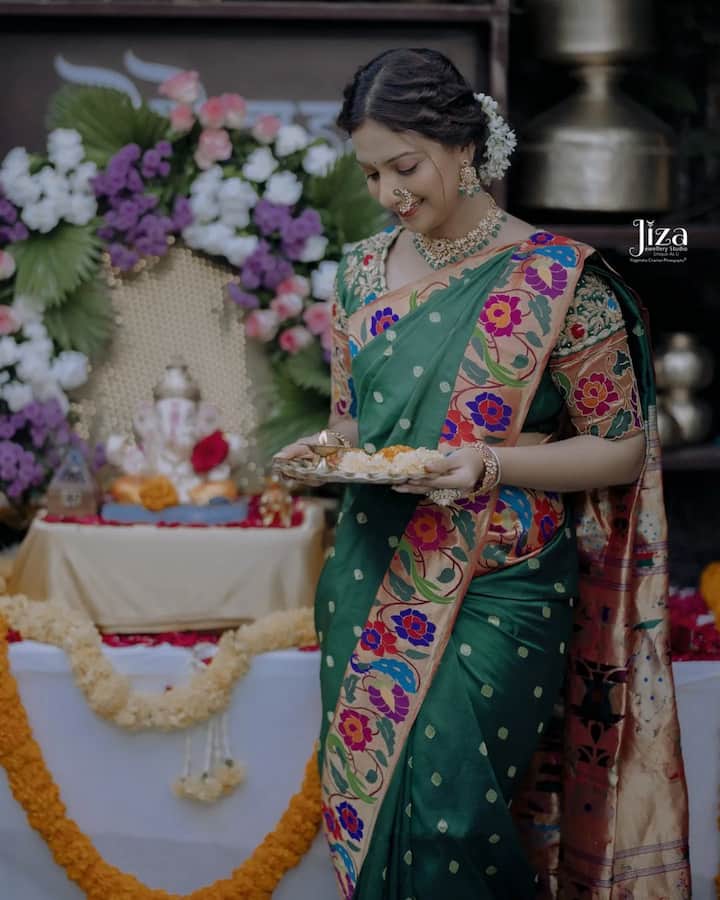 तेजश्रीने नुकतेच बाप्पांसोबतचे तिचे अनेक फोटो सोशल मीडियावर शेअर केले आहेत. (फोटो सौजन्य :tejashripradhan/इंस्टाग्राम )