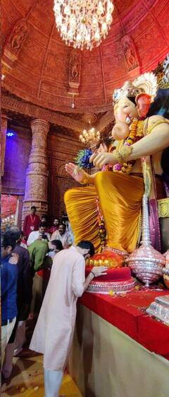 Ganeshotsav Celebration : शिवसेना पक्षप्रमुख उद्धव ठाकरे लालबागच्या चरणी, सहकुटुंब घेतले दर्शन