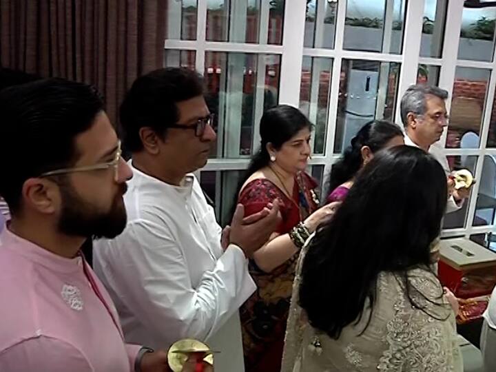 मनसे नेते राज ठाकरे यांच्या घरी गणपती बाप्पाचं स्वागत कऱण्यात आलं.
