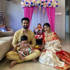 Rajeev Charu: সিঁথিতে সিঁদুর, লাল পাড় শাড়িতে গণেশ চতুর্থীতে রাজীবের পাশেই চারু