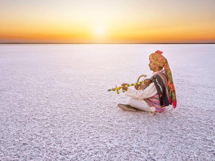 कच्छ का रण आने के लिए आप अपनी जरुरत के अनुसार यात्रा के लिए माध्यम का चुनाव कर सकते हैं. जैसे, ट्रेन, बस, फ्लाइट और कैब आदि. यहां घुमने के लिए आप कैब या मोटर बाइक भी किराए पर ले सकते हैं.