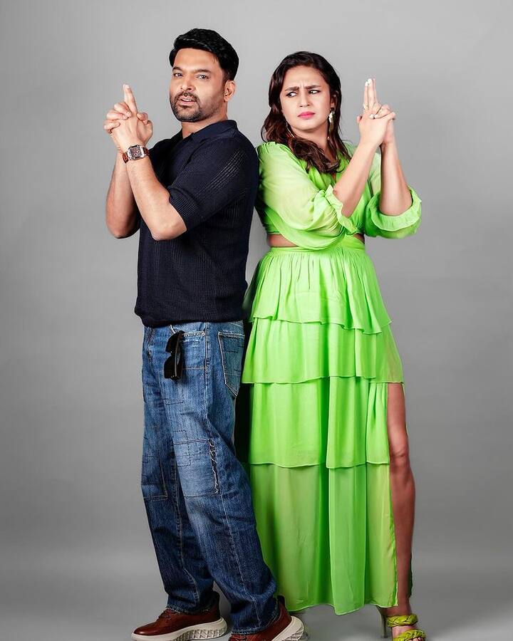 कपिल ने सोशल मीडिया पर हुमा कुरैशी के साथ तस्वीरें शेयर की हैं जिसमें दोनों अलग-अलग पोज देते नजर आ रहे हैं.