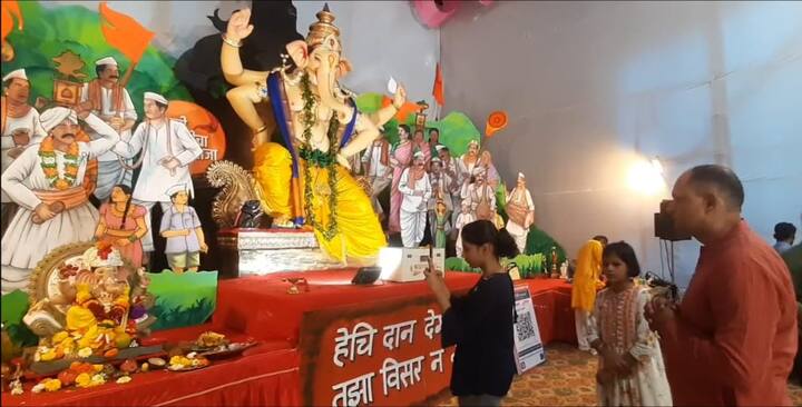 या मंडळामार्फत सामाजिक बांधीलकी देखील राखण्यात येत असून कोल्हापूर, महाड येथील पूरग्रस्तांना देखील माणुसकीचा हात देण्यात आला आहे. तसेच, गेल्या 20 वर्षांपासून मिर्ची गल्लीतील राजाचे हे मंडळ कोणताही गुलाल न वापरता पुष्पवृष्टी करीत  शिस्तबद्ध पद्धतीने मिरवणूक काढून नवीमुंबई पोलीस आयुक्तालयाचे पुरस्कार प्राप्त करून आपला वेगळा असा ठसा उमटवला आहे.