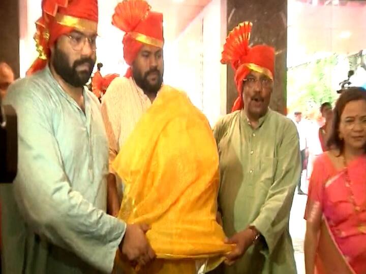 भाजपचे नेते विनोद तावडे यांच्या घरी गणरायाचं उत्साहात आगमन झालं.