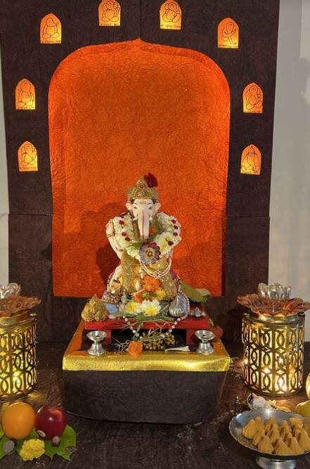 प्रिया-उमेशने गणपती बाप्पासोबतचा फोटो सोशल मीडियावर शेअर केला आहे.