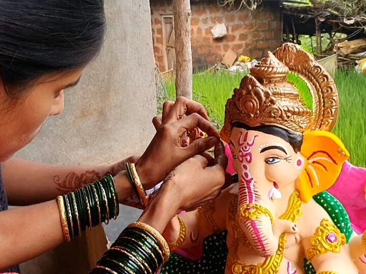 कोकणात लाखों गणेशमूर्तींची प्रतिष्ठापना होते आणि विसर्जनही होते. त्यामुळे संबंधित ठिकाणचे पाणीही मोठ्या प्रमाणावर दूषित होतं. शाडूच्या मातीच्या मूर्ती या वजनाने जड असतात तर प्लास्टर ऑफ पॅरिसच्या मूर्ती वजनाने हलक्या असल्या तरी पर्यावरणासाठी घातक असतात.