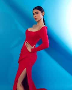 रेड थाई हाई स्लिट ड्रेस में कहर ढाती दिखीं Mouni Roy, ग्लैमरस अदाएं उड़ा देंगी आपके भी होश !