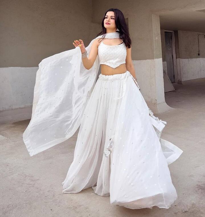 टीकू वेड्स शेरू फिल्म में अवनीत कौर अपने से काफी बड़े एक्टर नवाजुद्दीन सिद्दीकी के संग रोमांस करती हुई दिखाई देंगी.