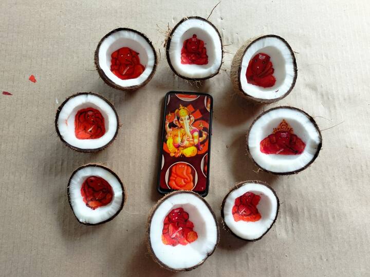 यावेळी त्यांनी नारळामध्ये अष्टविनायक गणपती साकारले आहेत, केवळ दीड तासाच्या अवधी मध्ये त्यांनी ही कलाकृती साकारली आहे.