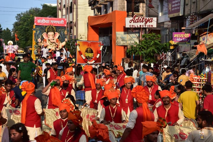 तब्बल दोन वर्षांनंतर निर्बंधमुक्त गणेशोत्सव (Ganesh Chaturthi) नागपुरकरांना अनुभवण्यास मिळत असून याचा उत्साह आजच्या जल्लोषात दिसून आला.