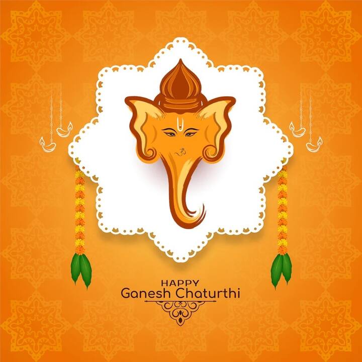 આ દિવસે દેશભરમાં ગણેશ ચતુર્થીના તહેવારની ઉજવણી કરવામાં આવી રહી છે. દરેક વ્યક્તિ બાપ્પા આગળ માથું નમાવી રહી છે. આજનો દિવસ માત્ર સામાન્ય ભક્તો માટે જ નહીં, પરંતુ બોલિવૂડ સ્ટાર્સ માટે પણ ખાસ છે. આ દિવસે ઘણા મોટા સ્ટાર્સ ગણપતિ બાપ્પાની પૂજા કરે છે. આવી સ્થિતિમાં અમે તમને તેમના વિશે જણાવી રહ્યા છીએ.