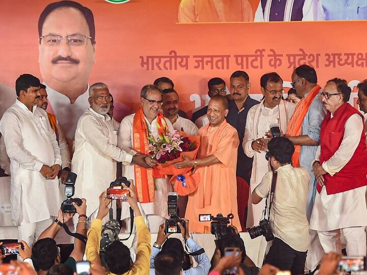 बीजेपी की यूपी इकाई के नवनियुक्त अध्यक्ष भूपेंद्र सिंह का लखनऊ में सोमवार को पार्टी कार्यालय में मुख्यमंत्री योगी आदित्यनाथ और अन्य नेताओं द्वारा स्वागत किया गया.