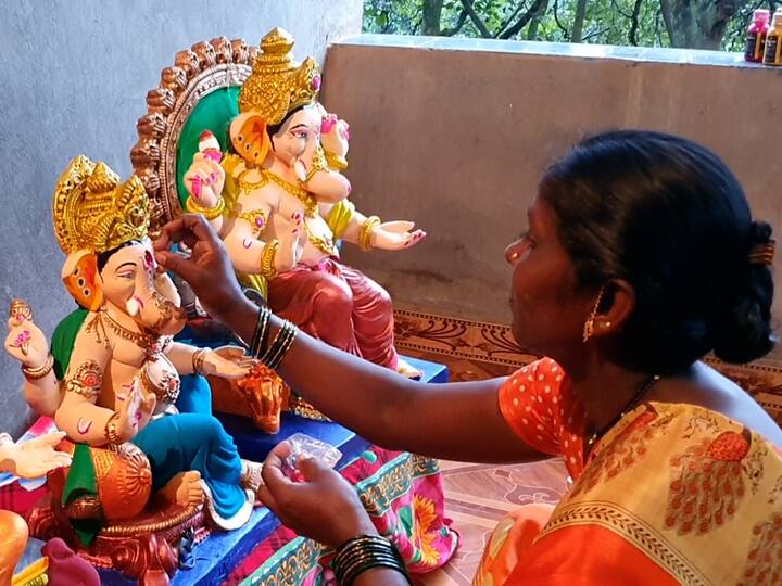 त्यामुळे यावर तोडगा म्हणून चिपळूणच्या वैभव चव्हाण या तरुणाने पर्यावरणपूरक मूर्ती घडवल्या आहे, ज्यातील घटकांमुळे प्रदूषण तर होत नाहीच पण विसर्जन केलेल्या ठिकाणचं पाणी शुद्ध होण्यास मदत होते.